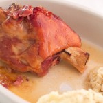 Codillo de cerdo asado en su jugo con puré de patatas y chucrut