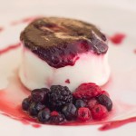 Mousse de yogur griego con chutney de frutos del bosque