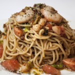 Spaguetti “aglio e olio” con tomate natural y gambas